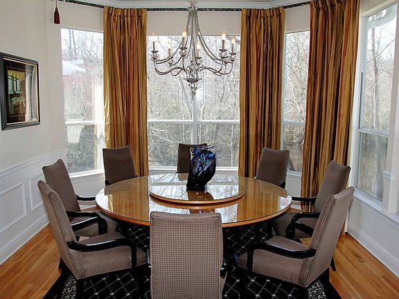 3rd image of 7 Laurelwood Dr