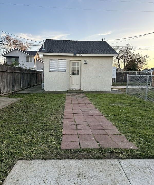 1st image of 832 Marion St Unit B