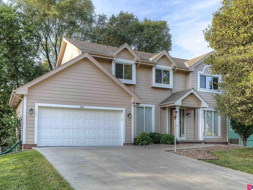 1st image of 206 Woodbury Cir