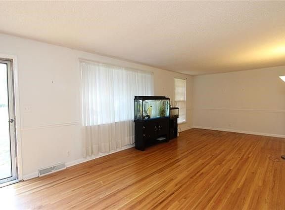 3rd image of 528 Paula Dr