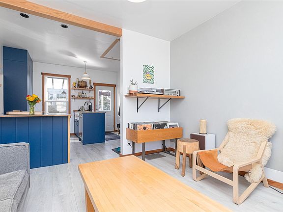 5th image of 815 Old Esquimalt Rd