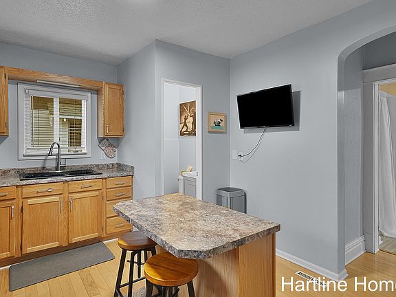 5th image of 836 Arianna St NW