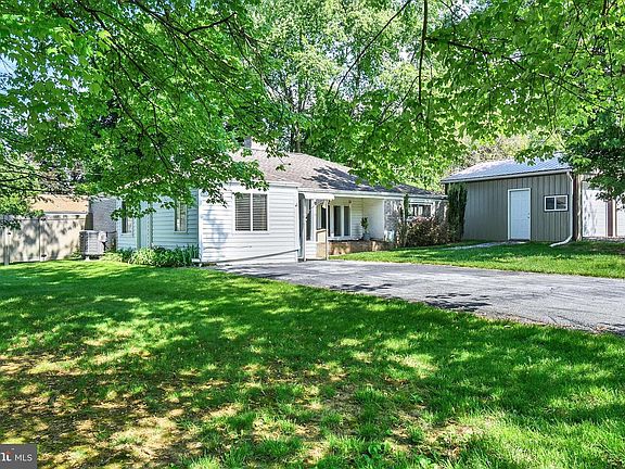 3rd image of 918 Elm Ave