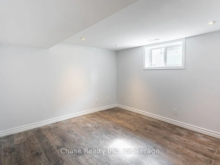 402 Guelph Line — Photo 18