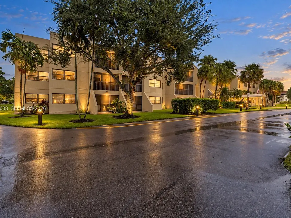220 Lakeview Dr #205