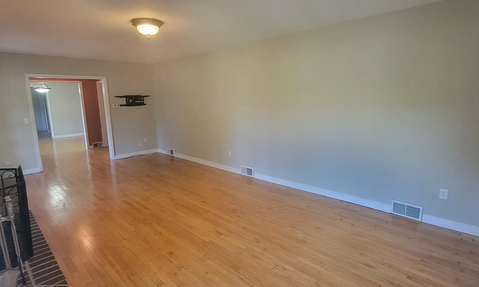 3 bed, 2700 sqft, $3,000 — Photo 4