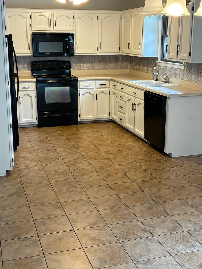 Gorgeous 3 Bed 3 Bath Home with 2 Car Garage — Photo 3