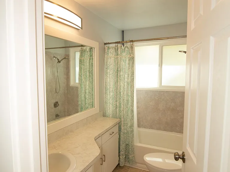 Upstairs (full) bathroom
