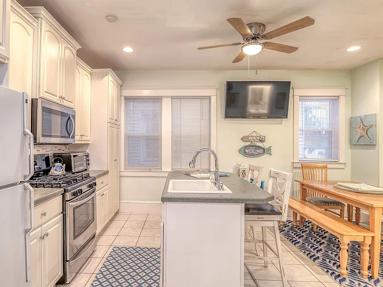 1102 Wesley Ave #1 — Photo 9