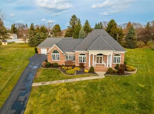 8 Centurian Cir, Webster, NY 14580