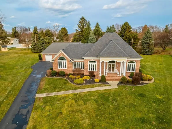 8 Centurian Cir, Webster, NY 14580