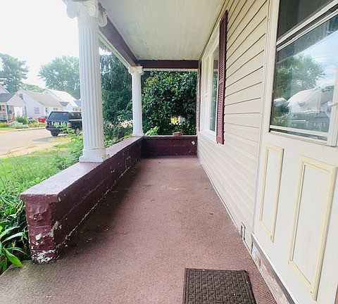 2nd image of 658 Pine St