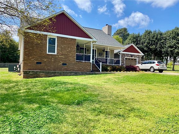 4th image of 210 Twin Lakes Dr