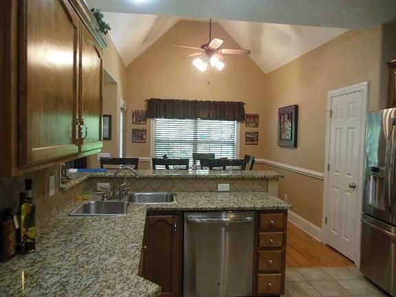 Eat-in kitchen