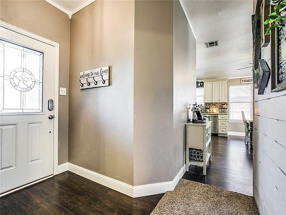 5th image of 2705 Mockingbird St