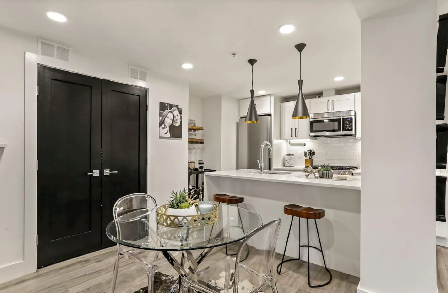 2 bed, 2.0 bath, 820 sqft, $2,700 — Photo 3
