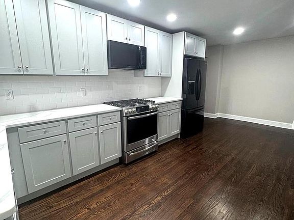 3rd image of 428 Manhattan St