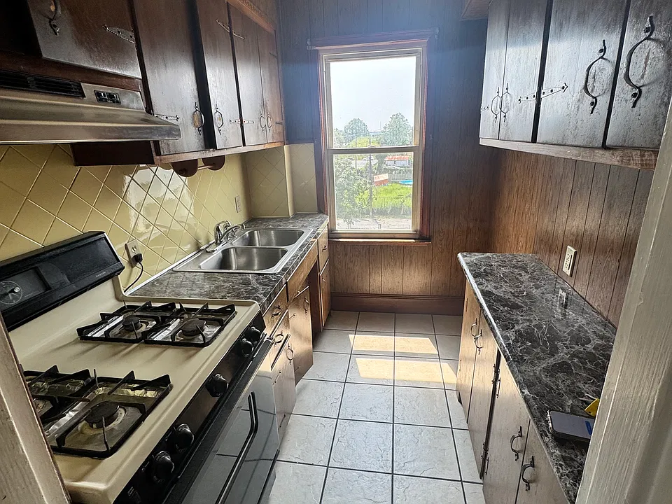 328 Sawyer St #3