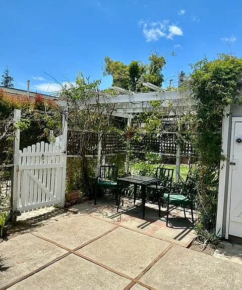 21 E Arrellaga St #B — Photo 1
