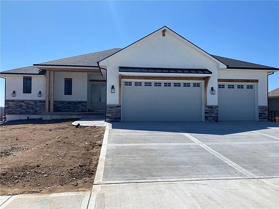 4th image of 2604 NE Amanda Ln