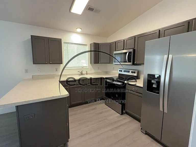 560 Huntington Point Ln — Photo 14