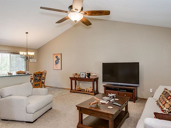 5th image of 230 E Catalpa Ct
