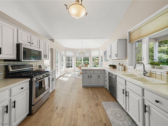 5th image of 730 Woodlake Dr