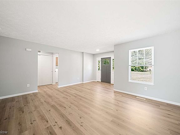 3rd image of 1450 Parkview Dr