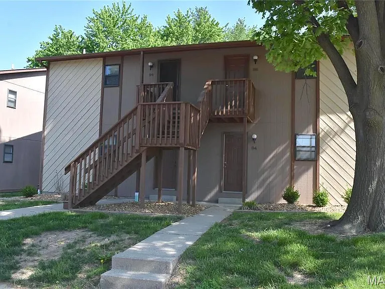 94 Peachtree Ln — Photo 1