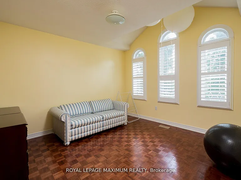 195 Gidleigh Park Cres W — Photo 18