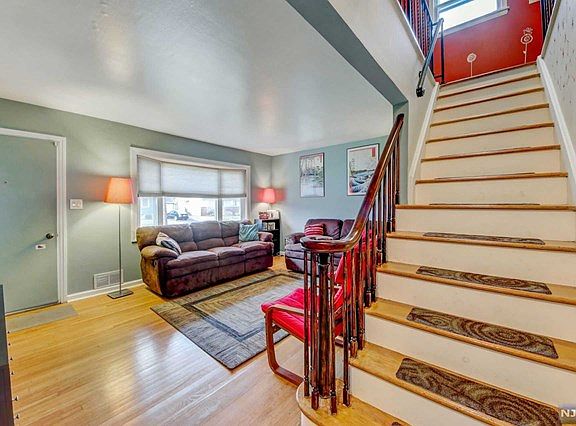 4th image of 9-15 Essex Pl