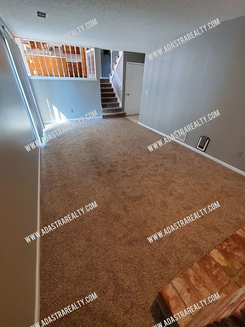 Beautiful East Olathe Home-Available NOW!! — Photo 2
