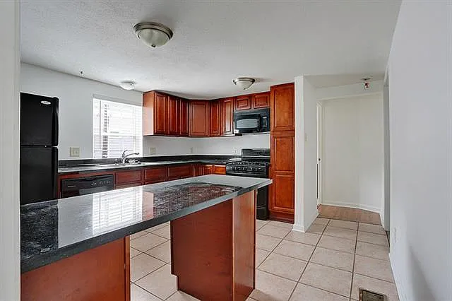 841 Washington Ave — Photo 7