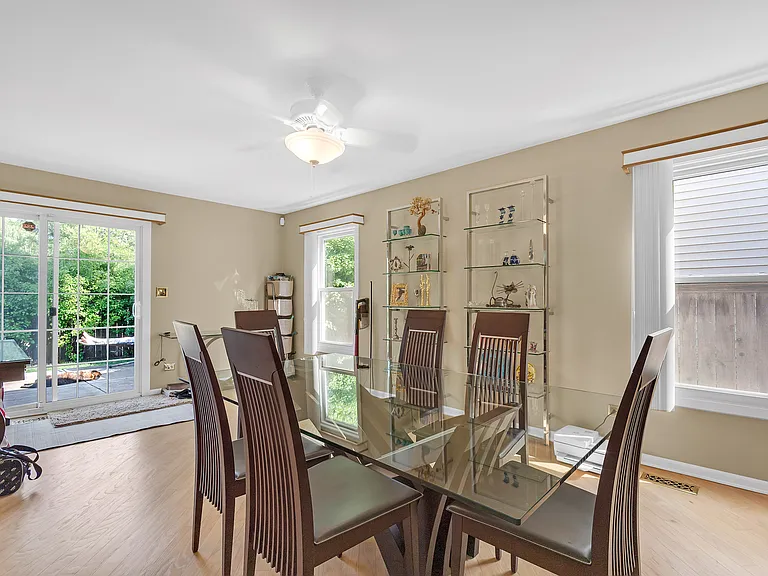 5 Newtown Ct E — Photo 6