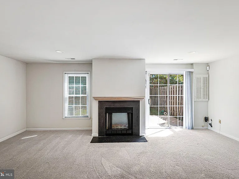 7059 Kings Manor Dr — Photo 23