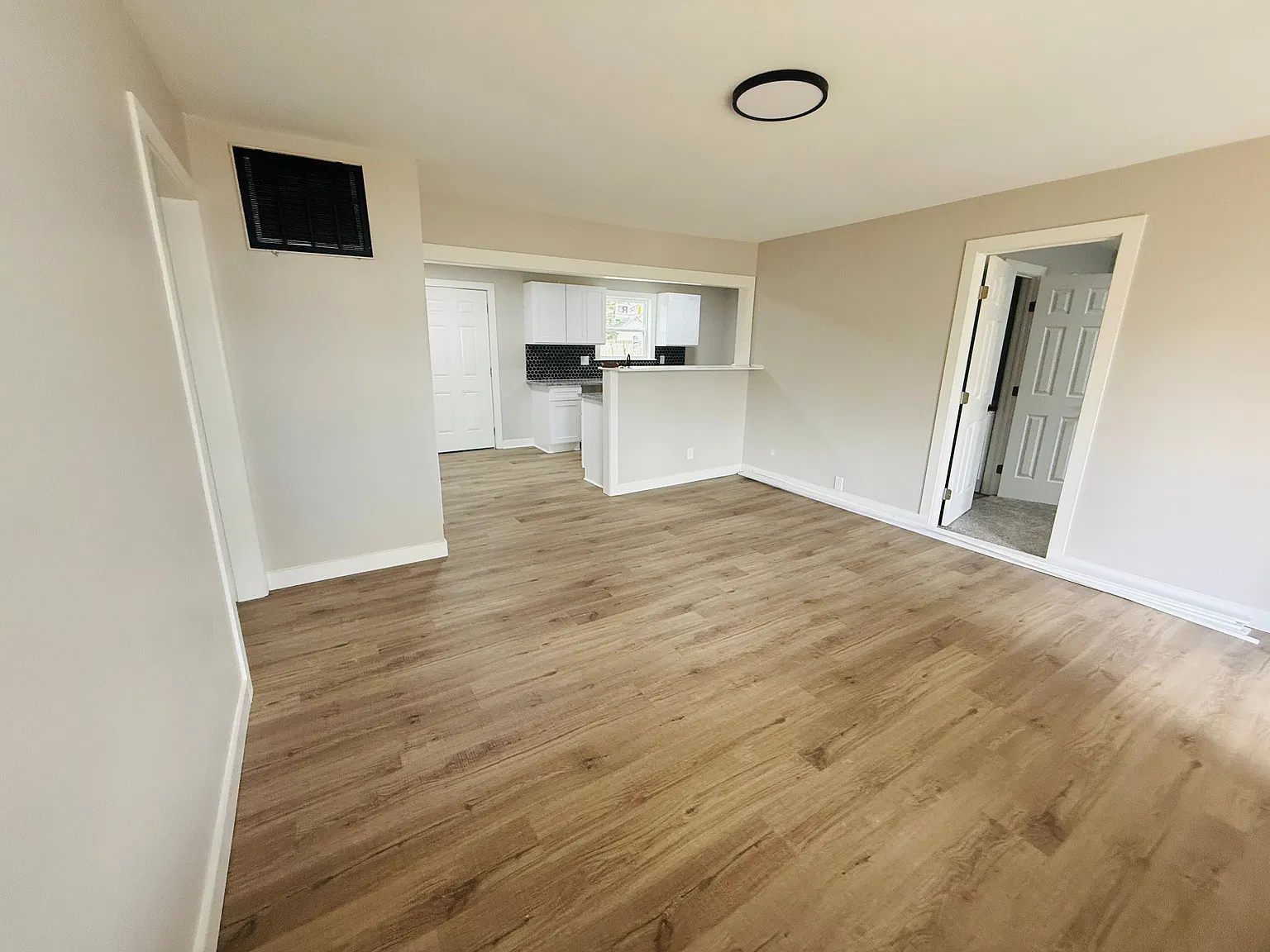 3 bed, 2.0 bath, 1045 sqft, $1,300 — Photo 2