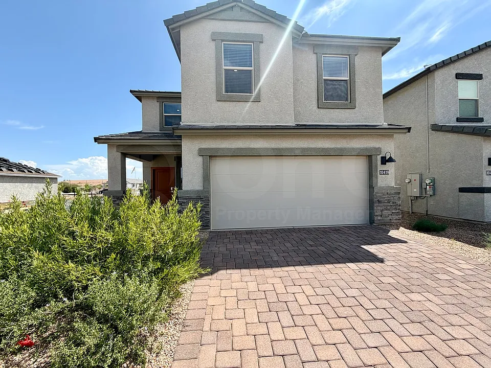 10419 W Guildford Ln