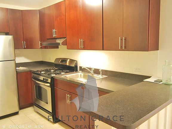3rd image of 803 W Oakdale Ave #1415