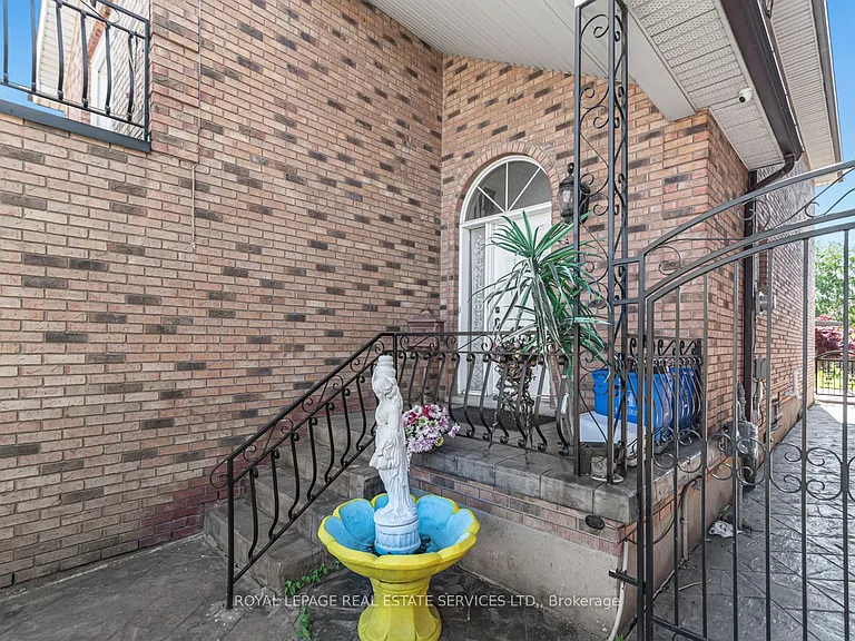 206 Bay St N — Photo 3