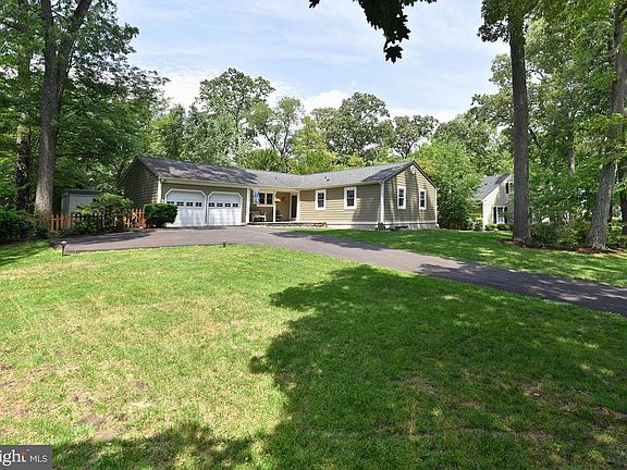 3rd image of 484 Fairoak Dr