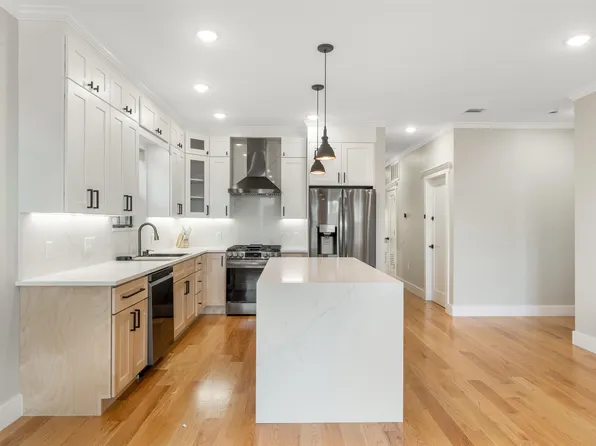 230 Griffith Street image 5 of 23