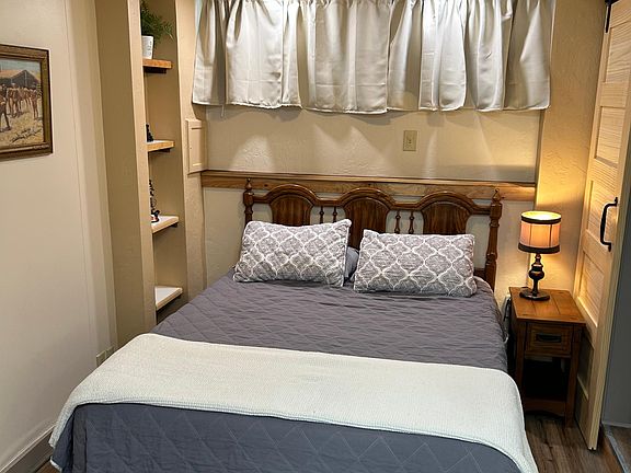 fully furnished with queen bed