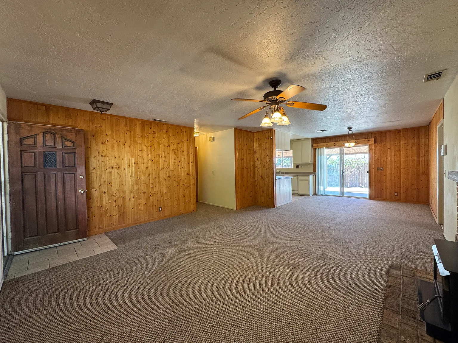 3 bed, 1276 sqft, $2,300 — Photo 2
