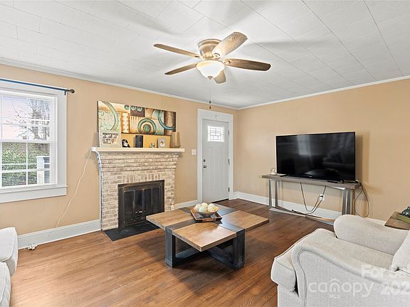 3rd image of 2014 N Mehaffey Ave