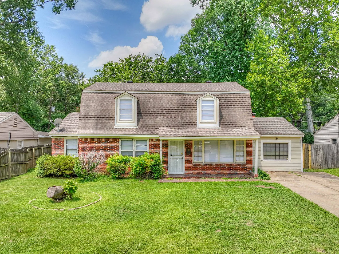Large 5-Bedroom Home with Hardwood Floors & Fenced Yard — Photo 1