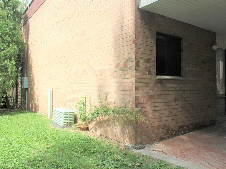 218 Centre Ave — Photo 27
