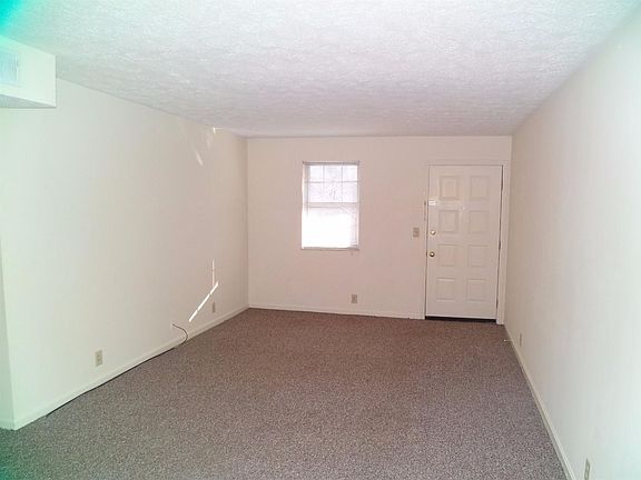 3rd image of 901 Crosshill Dr APT 09