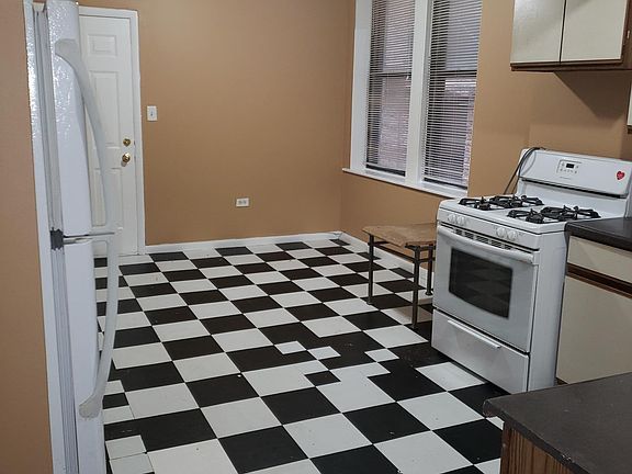 LARGE EAT-IN KITCHEN