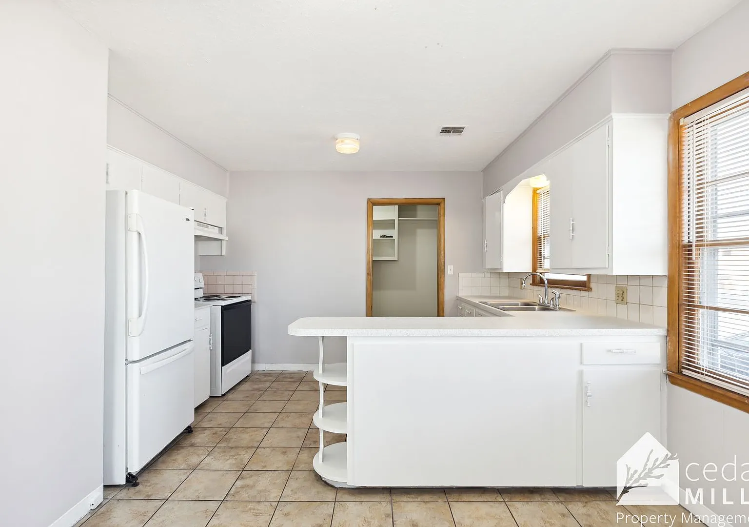 Super Spacious Duplex by WSU — Photo 4