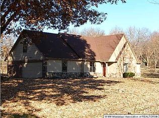 1658 Church Rd W, Horn Lake, MS 38637